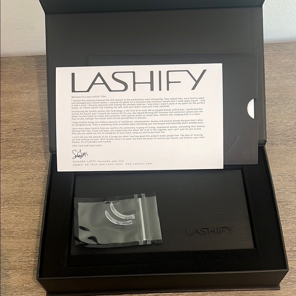 LASHIFY Eyelash Kit with Black Case